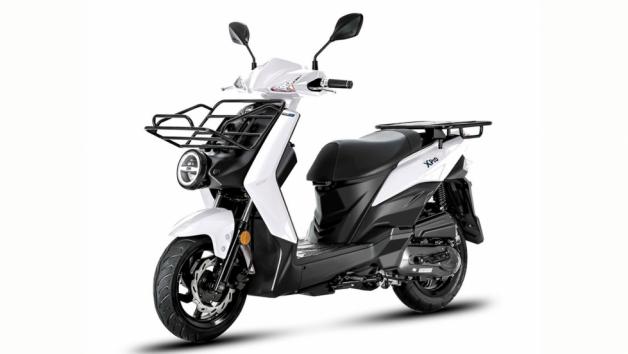 To Sym Xpro αποτελεί ένα επαγγελματικό scooter κατάλληλο για όσους εργάζονται στο χώρο των μεταφορών, με βασικά πλεονεκτήματα τις μεγάλες δυνατότητες φόρτωσης και τον οικονομικό κινητήρα 125 κυβικών.